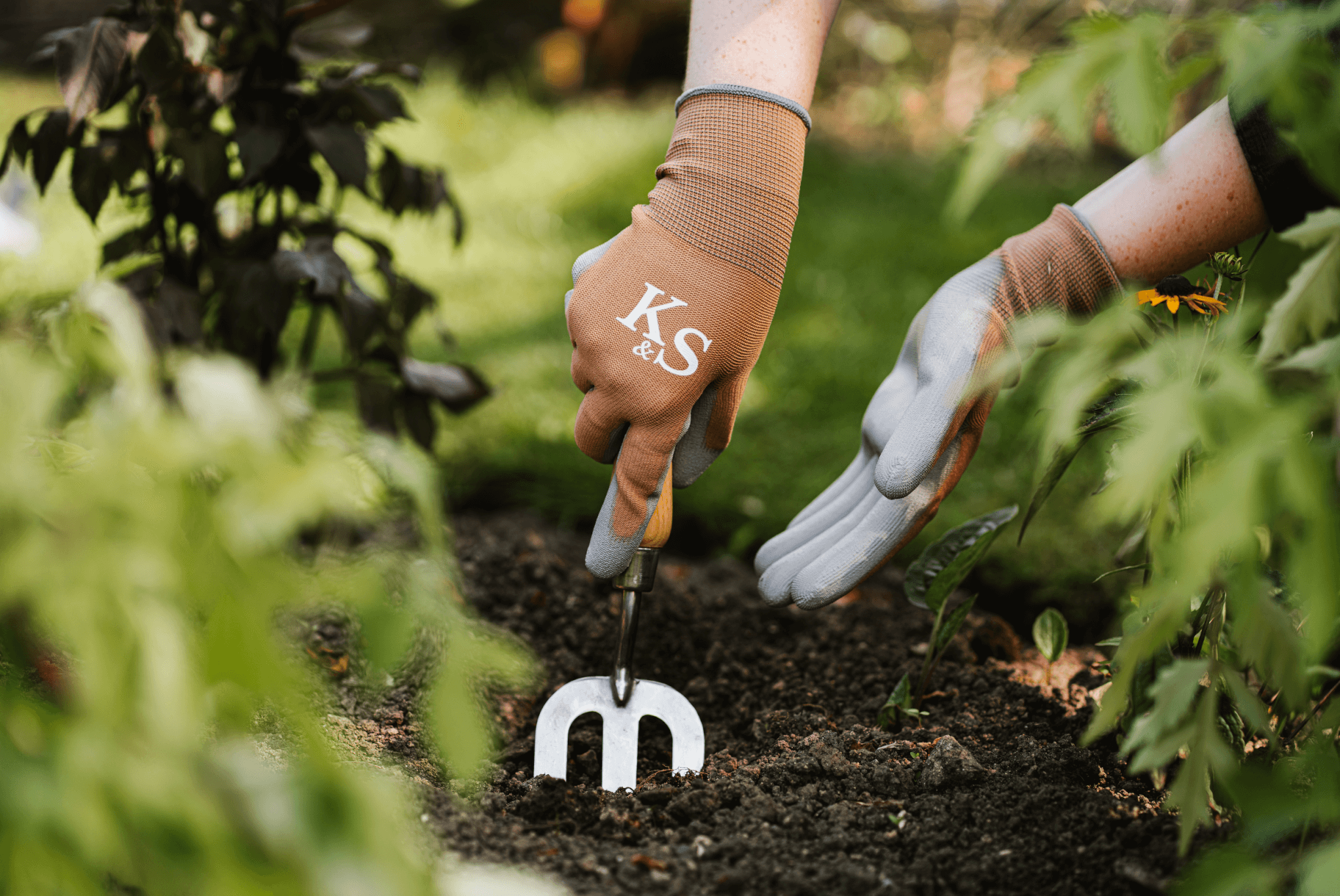 Kent & Stowe launches premium gardening gloves